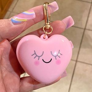 🦖❤️❤️❤️BATH & BODY WORKS HEART ❤️ SANITIZER HOLDER